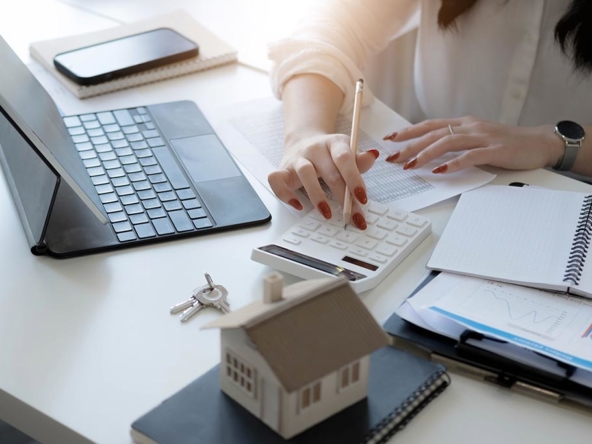 Mujer calculando hipoteca